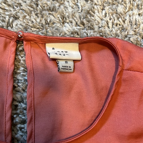 5/$20 ❤️𝙑𝙙𝙖𝙮 𝙘𝙡𝙤𝙨𝙚𝙩 𝙨𝙖𝙡𝙚 Target top - Picture 2 of 5